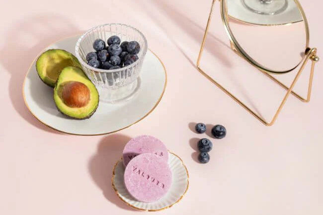 Champú sólido Luxe con extracto de arándano y aguacate de la marca Valquer